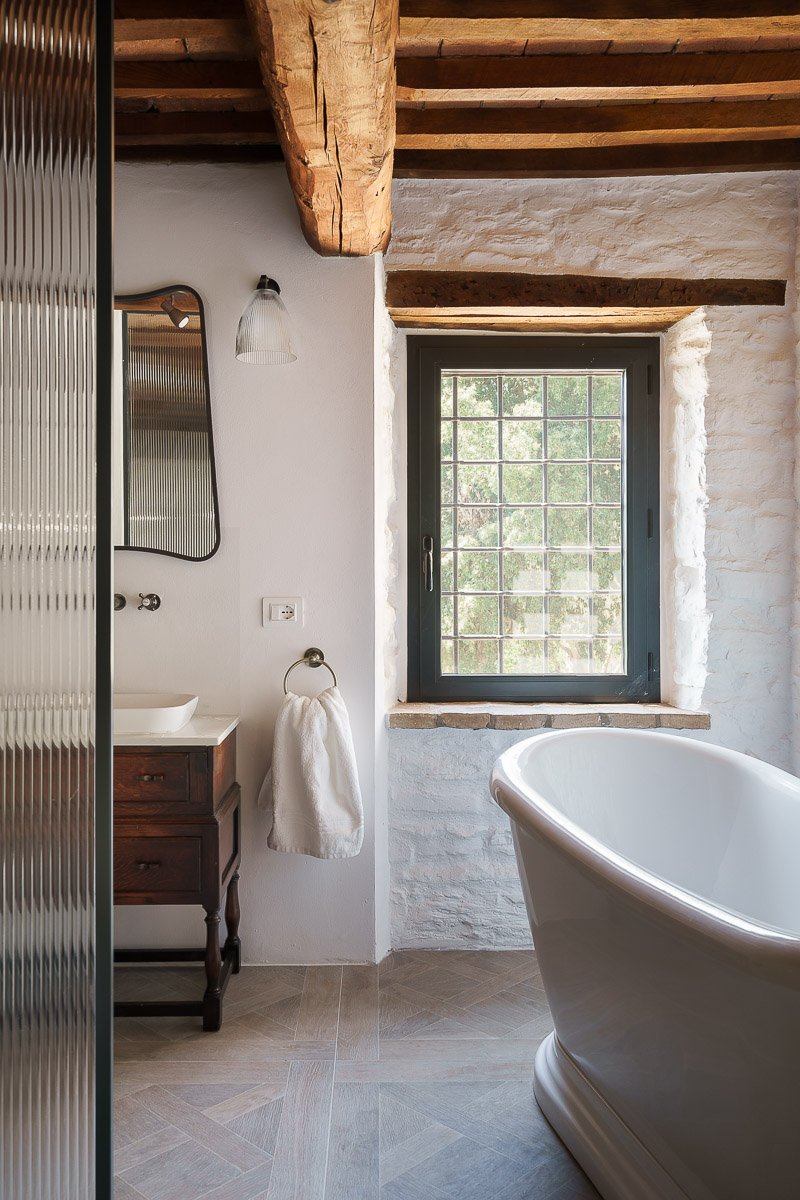 Airbnb bathroom le marche